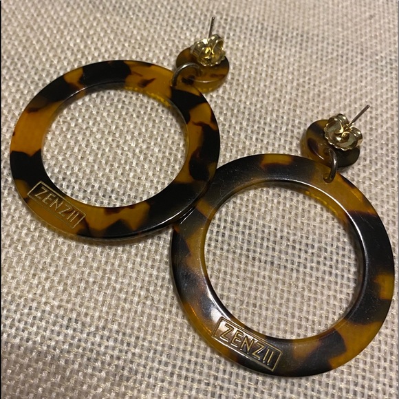 ZENZII Tortoise She’ll Earrings - Picture 5 of 5